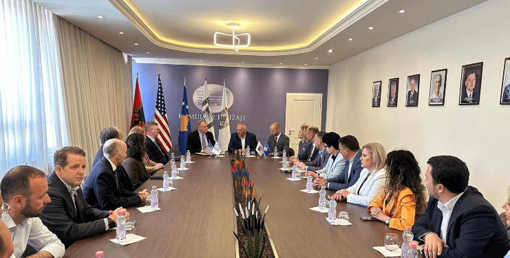 Kryesuesi i Kuvendit të Ferizajt takon delegacionin amerikan, ja çfarë u diskutua