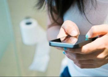 Përdorimi i telefonit në tualet rrezik për shëndetin, ja çfarë duhet të dini!