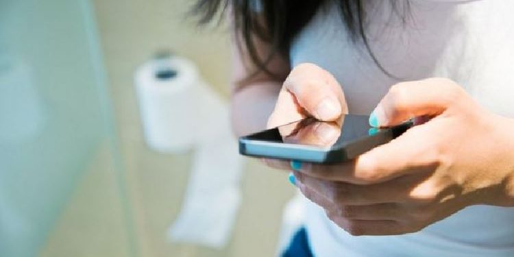 Përdorimi i telefonit në tualet rrezik për shëndetin, ja çfarë duhet të dini!