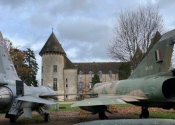 Kështjella franceze 700-vjeçare me koleksione moderne luftarake