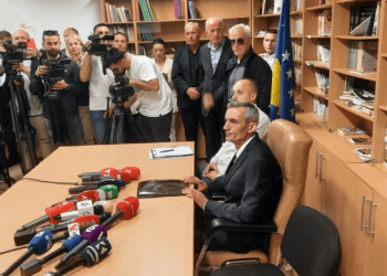 Mes gazit lotsjellës dhe forcave policore, kryetari i Zveçanit arrin të hyjë në komunë