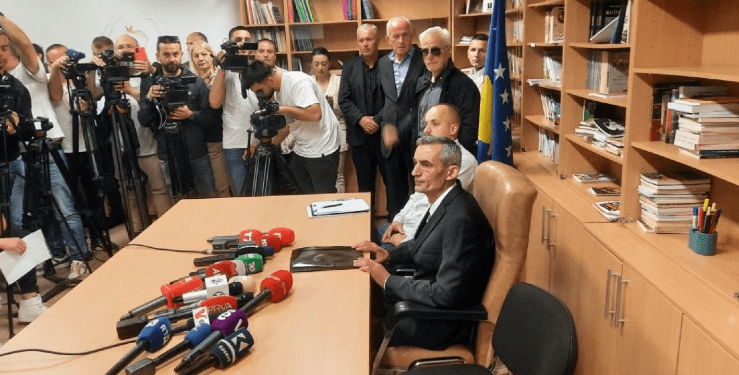 Mes gazit lotsjellës dhe forcave policore, kryetari i Zveçanit arrin të hyjë në komunë