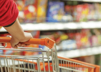 Punëdhënësit në Kosovë i dënojnë me paga punëtorët për mallrat e skaduara në rafte