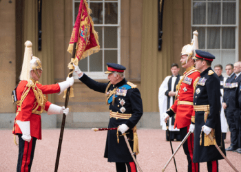 Mbreti Charles ua prezanton flamujt e rinj anëtarëve të Akademisë Ushtarake