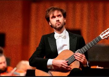 Petrit Çeku me performancë të jashtëzakonshme në Muzeun e Mitrovicës