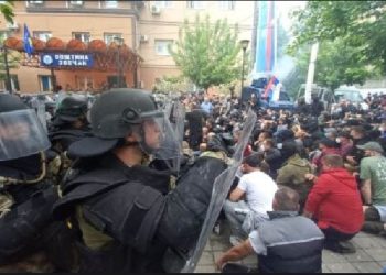 Eskalon situata në Zveçan, protestuesit serb përplasen me KFOR-in