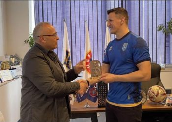 Boksieri Krasniqi viziton FFK-në, kryetari Ademi e nderon me fanellën e Kosovës