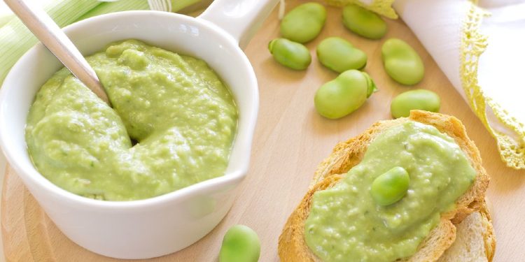 Si të përgatisni salcë me bishtaja të freskëta?