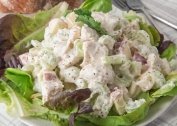 Sallatë mesdhetare me salcë, pulë dhe perime