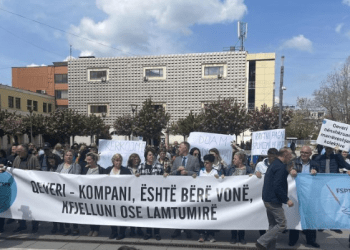 “Kërkojmë rritjen e pagave”, punëtorët e sektorit privat protestojnë në Prishtinë