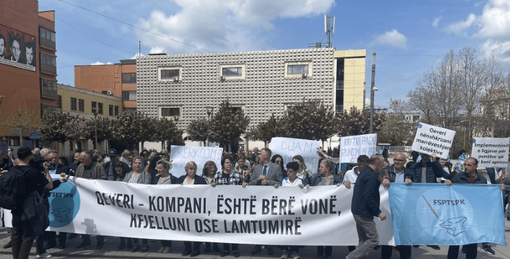“Kërkojmë rritjen e pagave”, punëtorët e sektorit privat protestojnë në Prishtinë