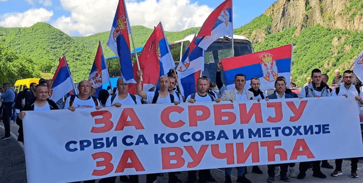 Dhjetëra serbë nga Kosova nisen në këmbë për mitingun e Vuçiqit