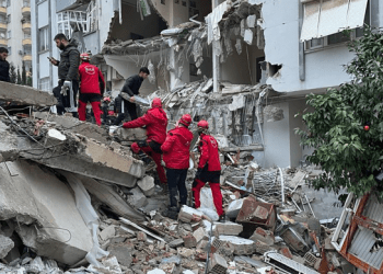 Mrekulli! Burri sirian nxirret i gjallë nga rrënojat 3 muaj pas tërmetit