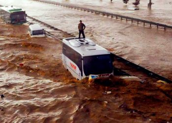 Ankara, përmbytje, makinat fundosen në gropat masive me ujë në mes të rrugës