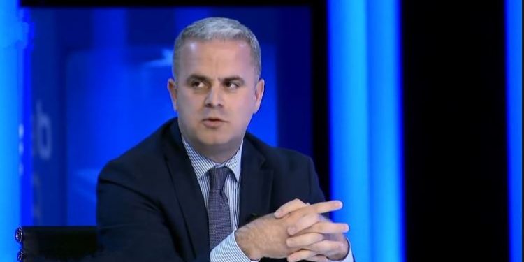 Azemi: Kryeministri në vend që të jap zgjidhje, ka tregu se qysh Grenelli nuk ia ka dashtë të mirën!