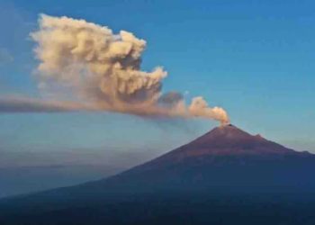 Momenti kur vullkani në Meksikë nxjerr gaz e tym