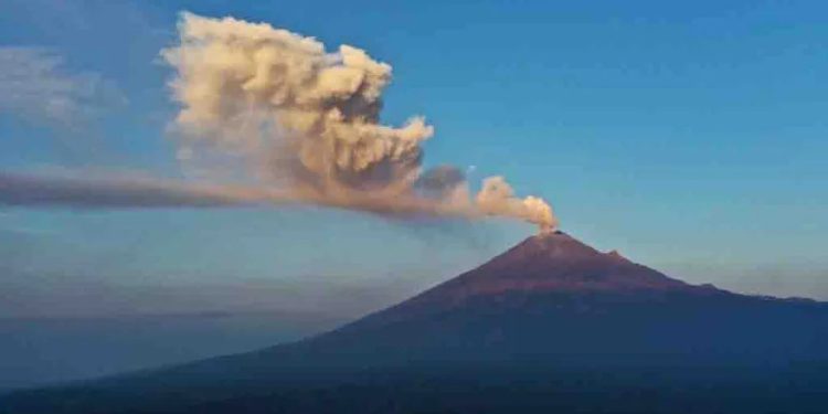 Momenti kur vullkani në Meksikë nxjerr gaz e tym