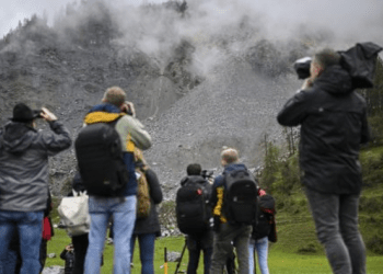 Gjeologët paralajmërojnë se rënia e shkëmbit mund ta “rrënojë” fshatin në Zvicër