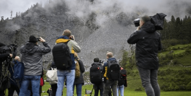 Gjeologët paralajmërojnë se rënia e shkëmbit mund ta “rrënojë” fshatin në Zvicër