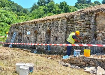 Vazhdon restaurimi dhe konsolidimi i monumentit “Puset e Vjetra” në Dhrovjan