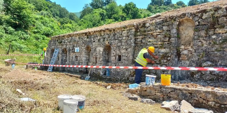 Vazhdon restaurimi dhe konsolidimi i monumentit “Puset e Vjetra” në Dhrovjan