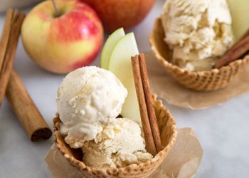 Akullore me mollë e kanellë