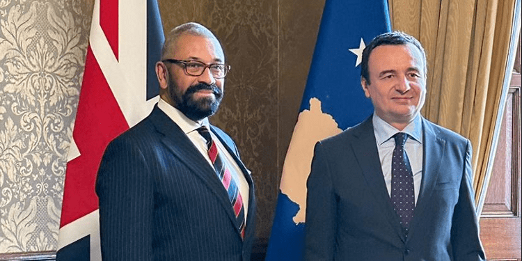 Kurti takohet me sekretarin Cleverly, bisedojnë për shtensionimin e situatës në veri