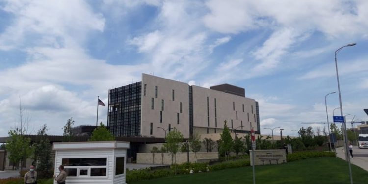 Ambasada e SHBA-së: 24 vjet më parë, shumë kosovarëve iu mundësua kthimi në shtëpi