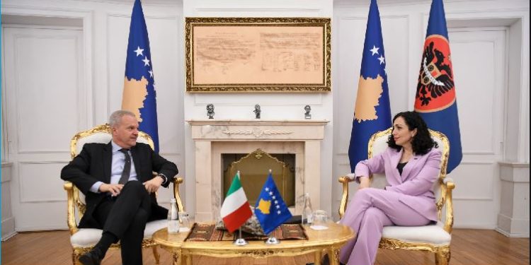 Osmani takohet me ambasadorin italian në Kosovë, flasin për veriun