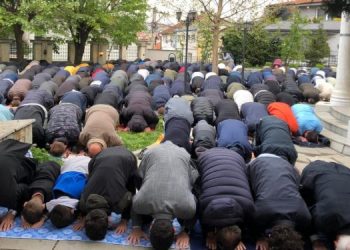 A lejohet që edhe femrat ta falin namazin e Bajramit?