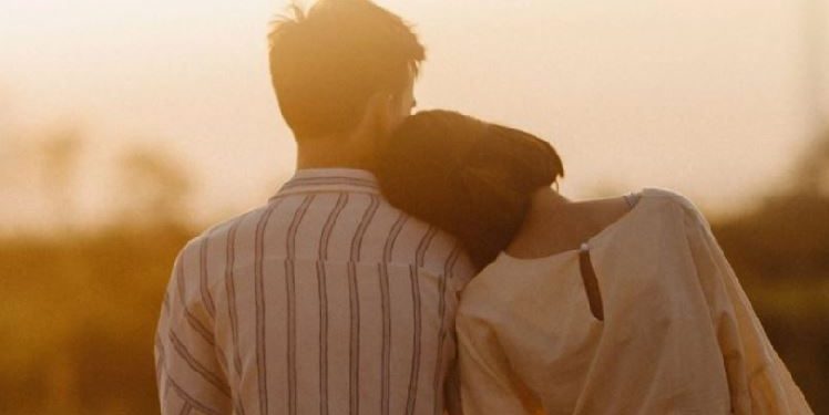 Këto zakone e bëjnë marrëdhënien në çift më të lumtur