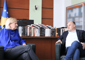 Hoxha takon drejtoreshen e NDI-së, diskutojnë për themelimin e Institutit Parlamentar