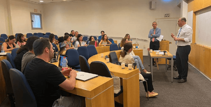 Hoxhaj ligjëron në Izrael: Njohja e ndërsjellë mund të zgjidhë raportet Kosovë-Serbi