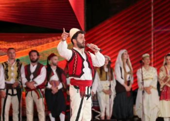 Festivali Kombëtar në Gjirokastër u “elektrizua” nga këngët dhe vallet e interpretuara