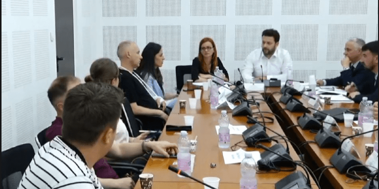 Protesat e serbëve në veri, gazetarët rrëfejnë aktet e sulmeve ndaj tyre, kërkojnë siguri në terren