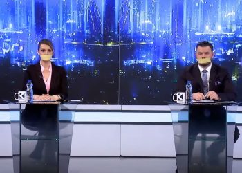 2 moderaorët e emisionit Info Magazinë e fillojnë emisioni me gojë të mbyllur