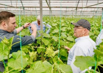 Abdixhiku viziton fermerët në Suharekë, shpalos planin për mbështetje ndaj bujqëve