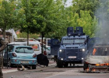 Opozita serbe qëndron në veri, shkakton tensione