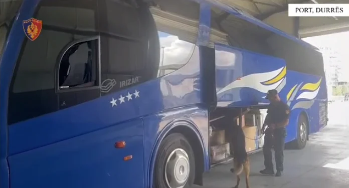 Tentoi t’i bartë rreth 100 mijë euro të pa deklaruara, arrestohet shoferi i linjës Bari-Durrës