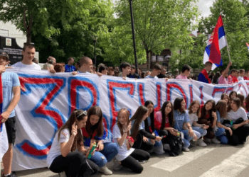 Edhe nxënësit e shkollave fillore protestojnë para Komunës së Zveçanit