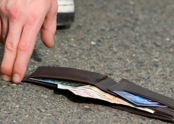 3 vajzat nga Vushtrria shembull, gjejnë një portofol me para e dorëzojnë në polici