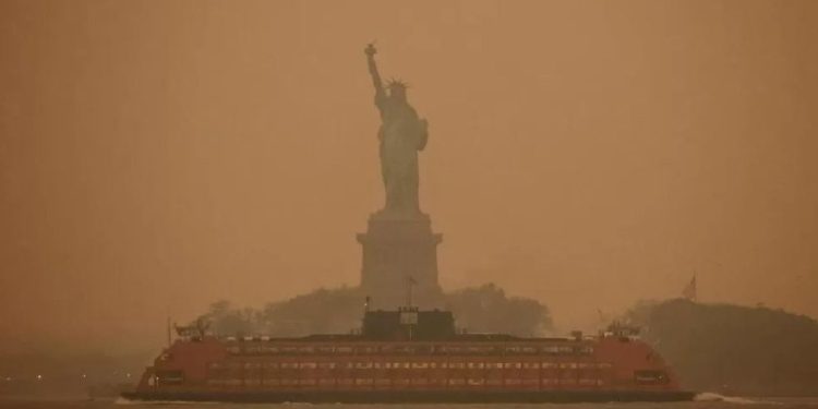 Ajri i ndotur nga tymi në SHBA, qytetarët paralajmërohen të minimizojnë daljen jashtë