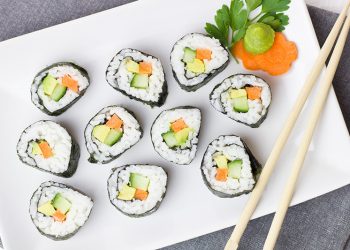Goca dhe gra, mjaftë konsumuat sushi nëpër restorante, ja receta gatuajeni në shtëpi!