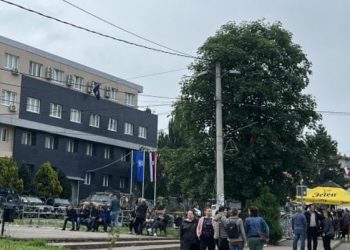 Serbët fillojnë të mblidhen në komunat në veri