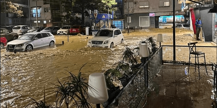 Vërshimet shuan një jetë nëne e një jetë fëmije, Peja në zi