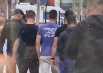 Ja se çfarë shkruan në bluzën e djalit të Vuçiqit gjatë festës së Vidovdanit në Graçanicë!