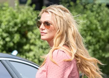 Britney Spears qëllohet në fytyrë nga një roje sigurie