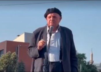 Bajram Qekini merr pjesë në protestë, e akuzon Kurtin