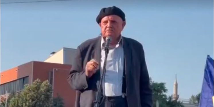 Bajram Qekini merr pjesë në protestë, e akuzon Kurtin
