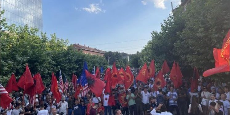 Bajram Qekini merr pjesë në protestë, e akuzon Kurtin